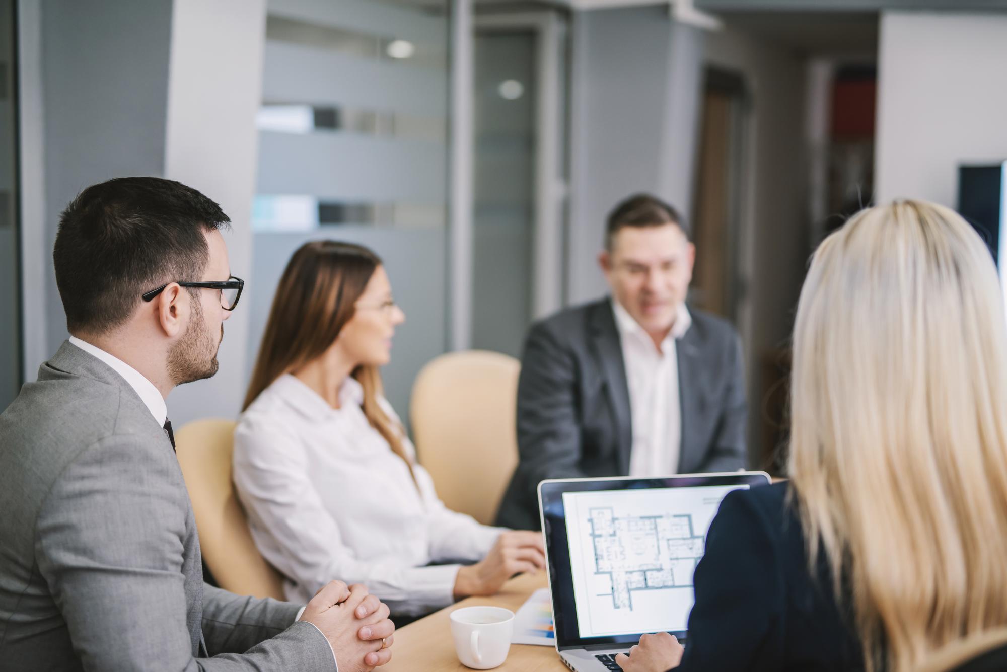 Agent imobiliar și client discutând plan